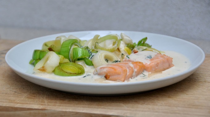 Zalm met prei en vissaus