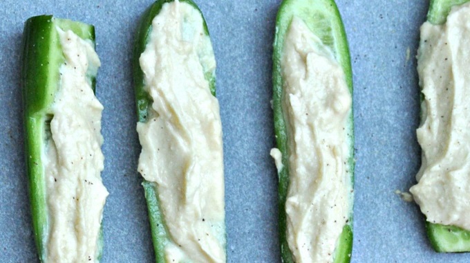 Mini komkommer met humus
